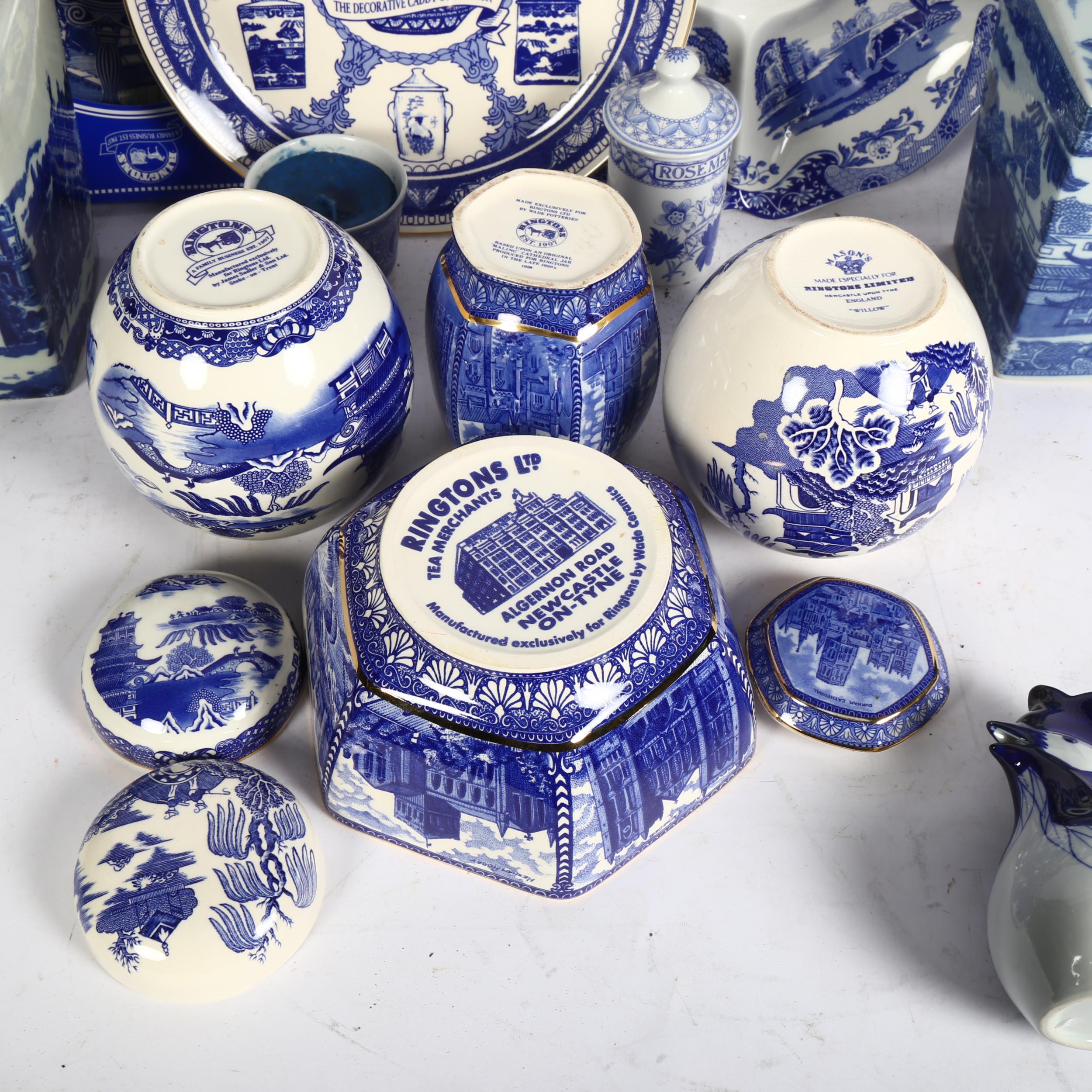 A pair of Ringtons blue and white transfer printed tea caddies, another, blue and white ginger - Bild 2 aus 2