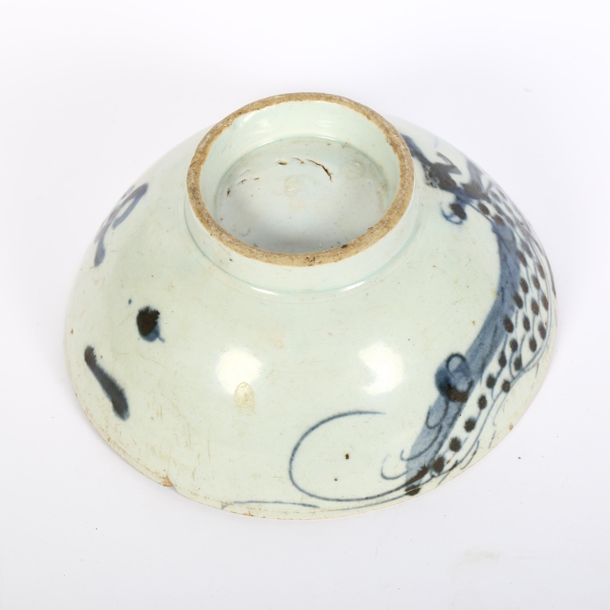 A Chinese blue and white pottery 'Dragon' footed bowl, diameter 16cm Several chips to bowl rim and - Bild 2 aus 2