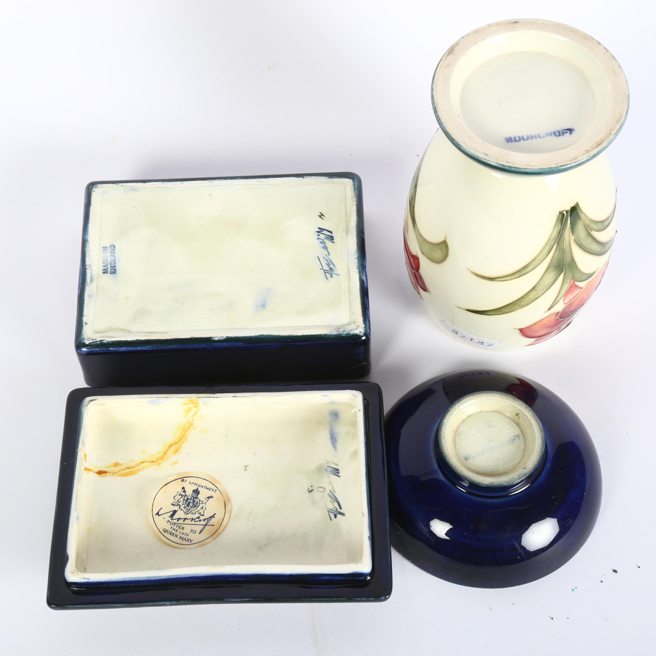 3 pieces of Moorcroft Pottery, including Freesia goblet, height 12.5cm (3) Goblet has a 6cm - Bild 2 aus 2