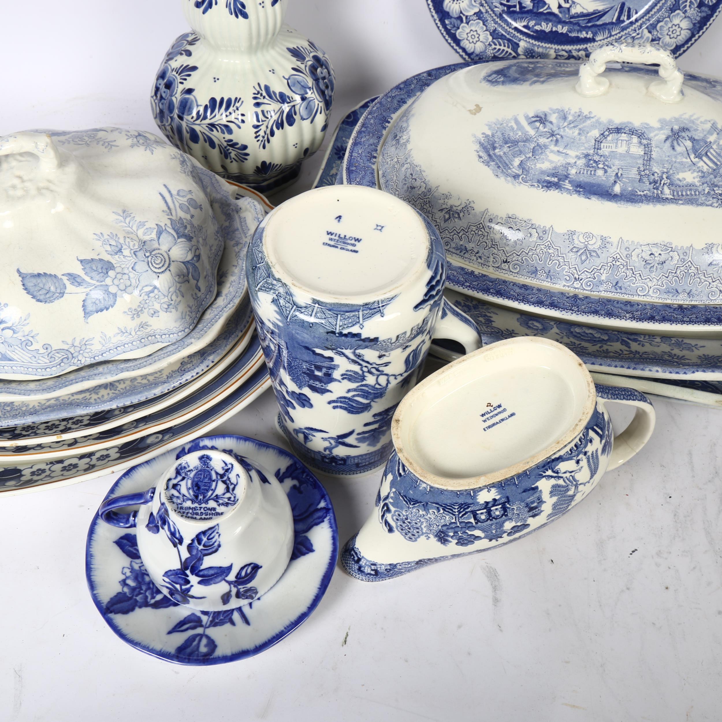 Victorian and other blue and white transfer printed dinnerware, including tureen and meat plates, - Bild 2 aus 2