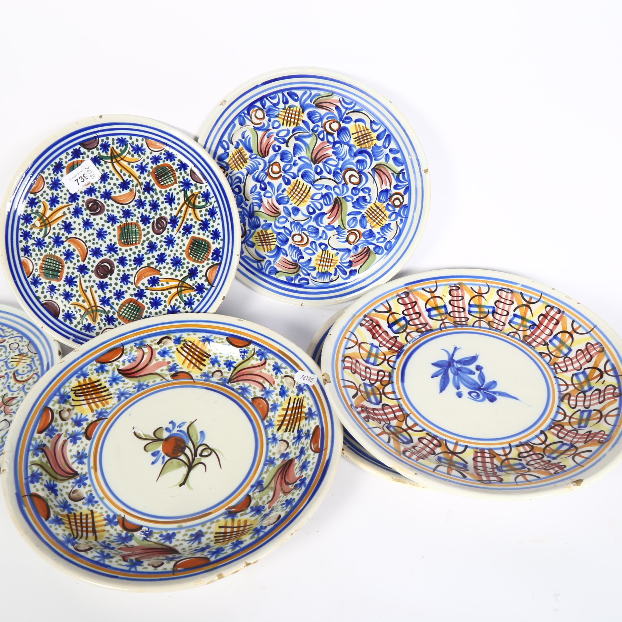 A set of 4 tin glazed earthenware plates with painted decoration, 26.5cm, and 2 larger shallow - Bild 2 aus 2