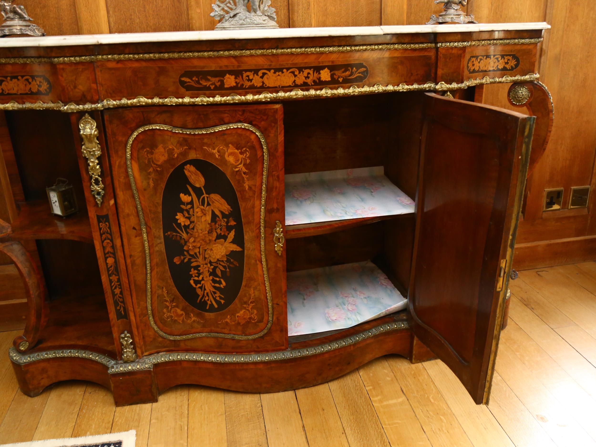 A French Napoleon III Empire style credenza, shaped serpentine form, walnut and kingwood, with - Image 4 of 6