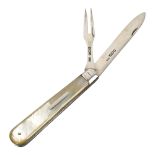 An Edwardian folding fruit knife and fork, hallmarked Sheffield 1907, maker WN, mother of pearl