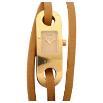 GUCCI - a lady's gold plated stainless steel 6100L quartz wristwatch, champagne dial with leather