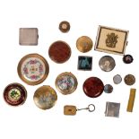 A group of Vintage compacts, and pillboxes, including 1 with armorial crest and 1 Kigu, a Yardley