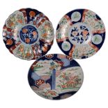 A group of 3 Imari porcelain chargers, including 1 with scalloped rim, 41cm