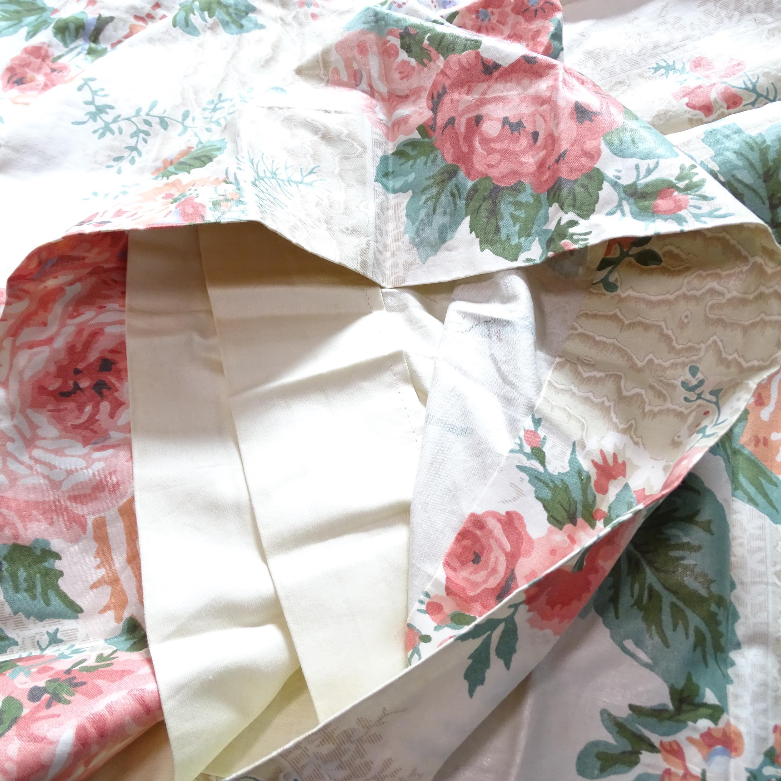 A pair of cream rose and fushia patterned lined curtains. Drop 300cm, width (top) 150cm, (base) - Image 2 of 5