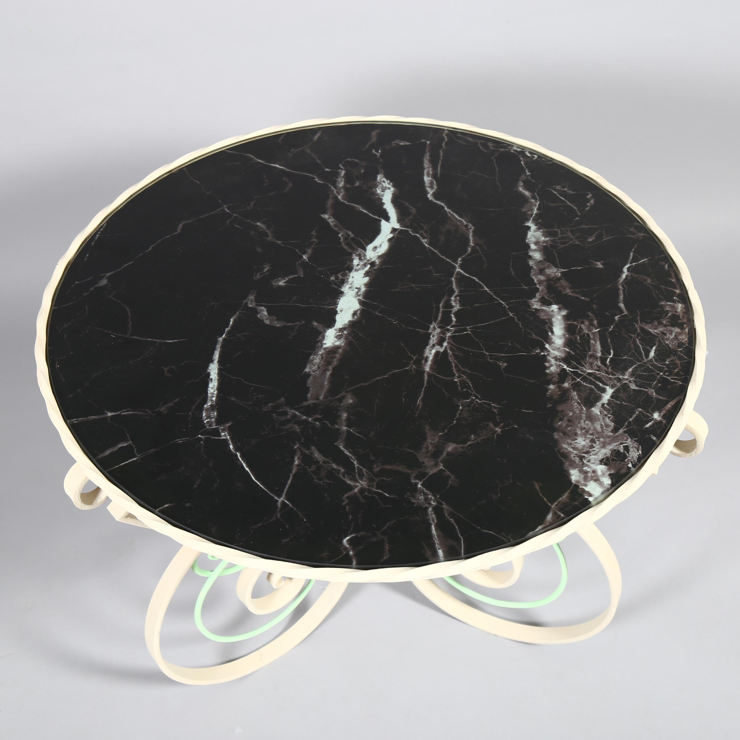 A mid-century French Hollywood Regency design wrought iron coffee table with later marble effect - Bild 2 aus 3
