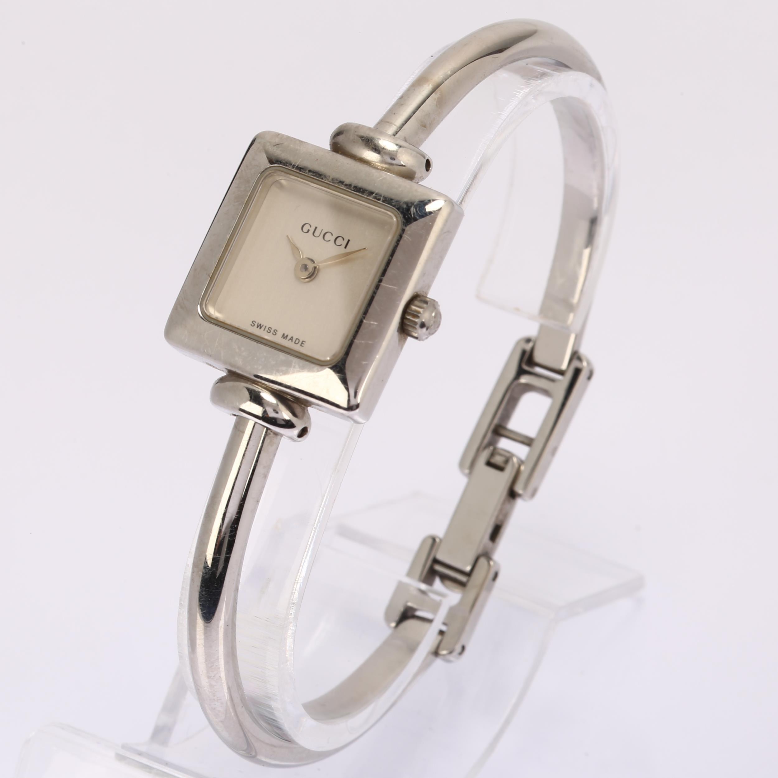 GUCCI - a lady's stainless steel 19L quartz bangle watch, circa 2000, square silvered dial with leaf - Bild 2 aus 5