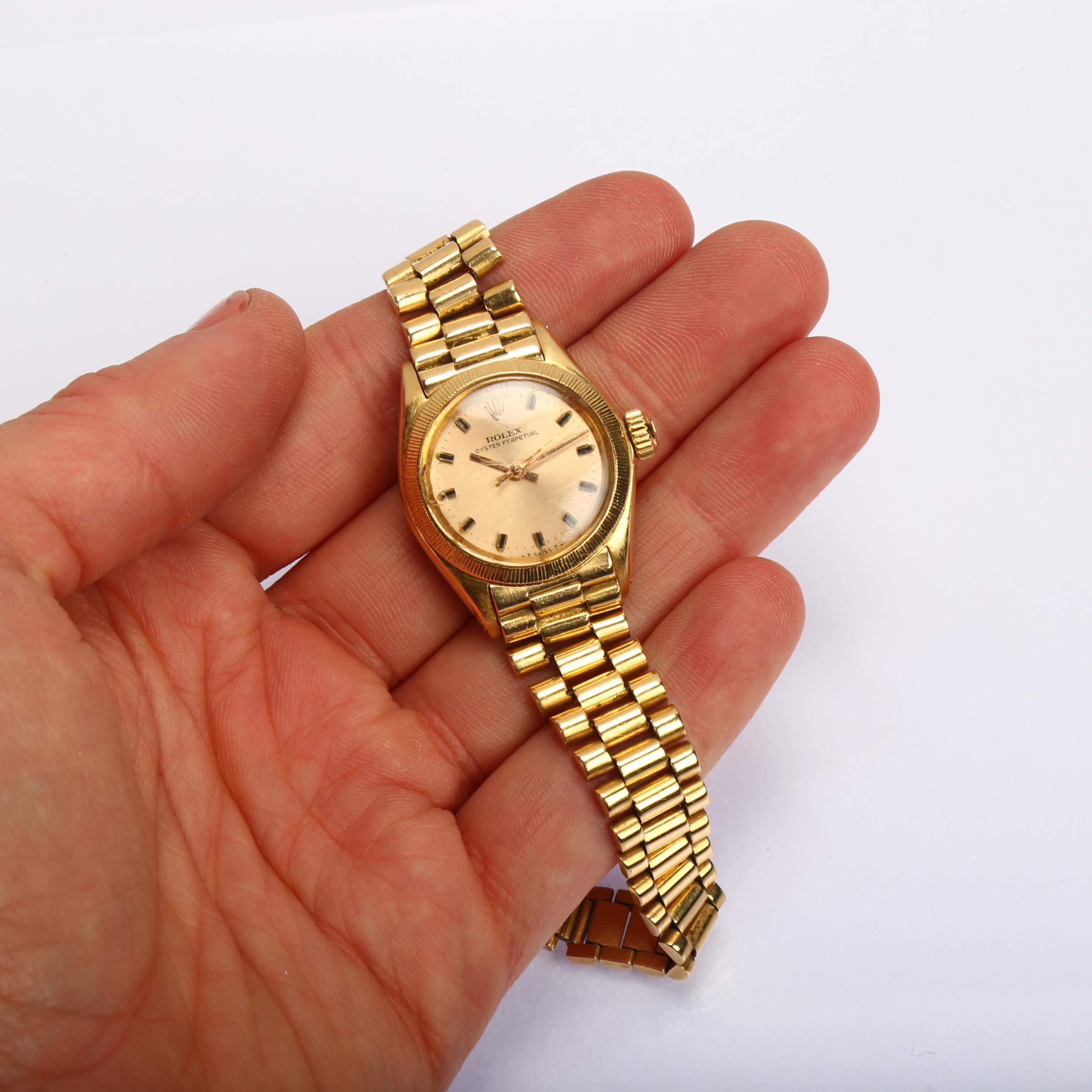 ROLEX - a lady's 18ct gold Oyster Perpetual automatic bracelet watch, ref. 6617, champagne dial with - Bild 5 aus 5