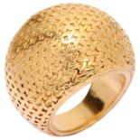KUTCHINSKY - a mid-20th century 18ct gold bombe band ring, London 1961, basketweave decoration,