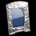 An Elizabeth II silver-fronted golfing strut photo frame, John Bull Ltd, Birmingham 1996, relief