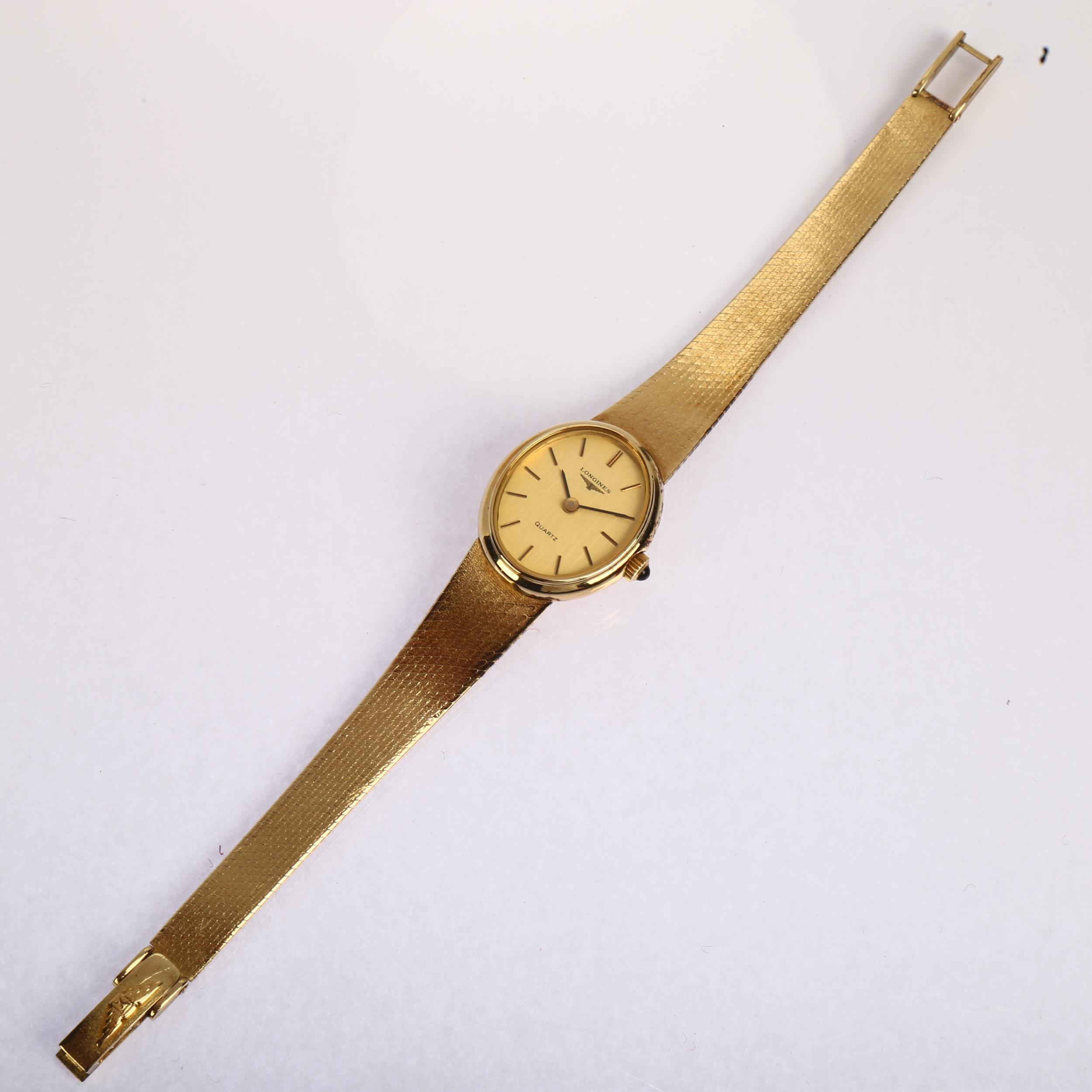 LONGINES - a lady's 14ct gold quartz bracelet watch, circa 1980s, champagne dial with applied gilt - Bild 2 aus 5