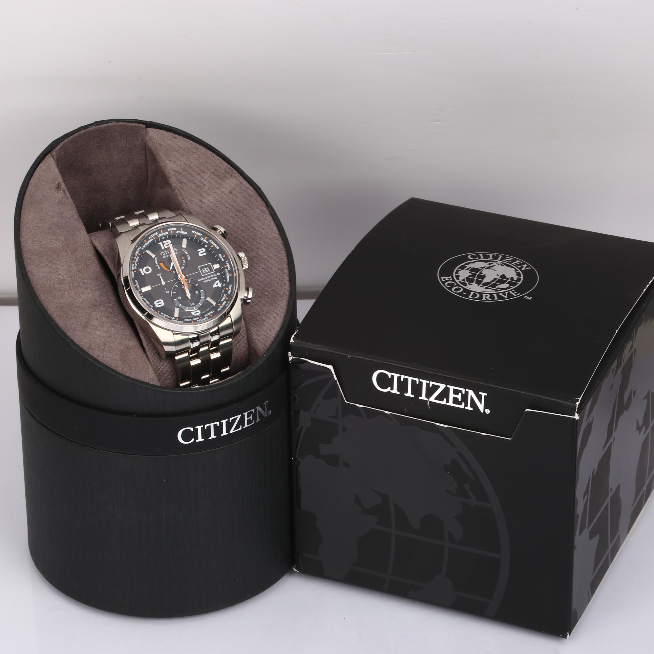 CITIZEN - a stainless steel Eco-Drive Radio Controlled World Time Solar quartz bracelet watch, - Bild 5 aus 5