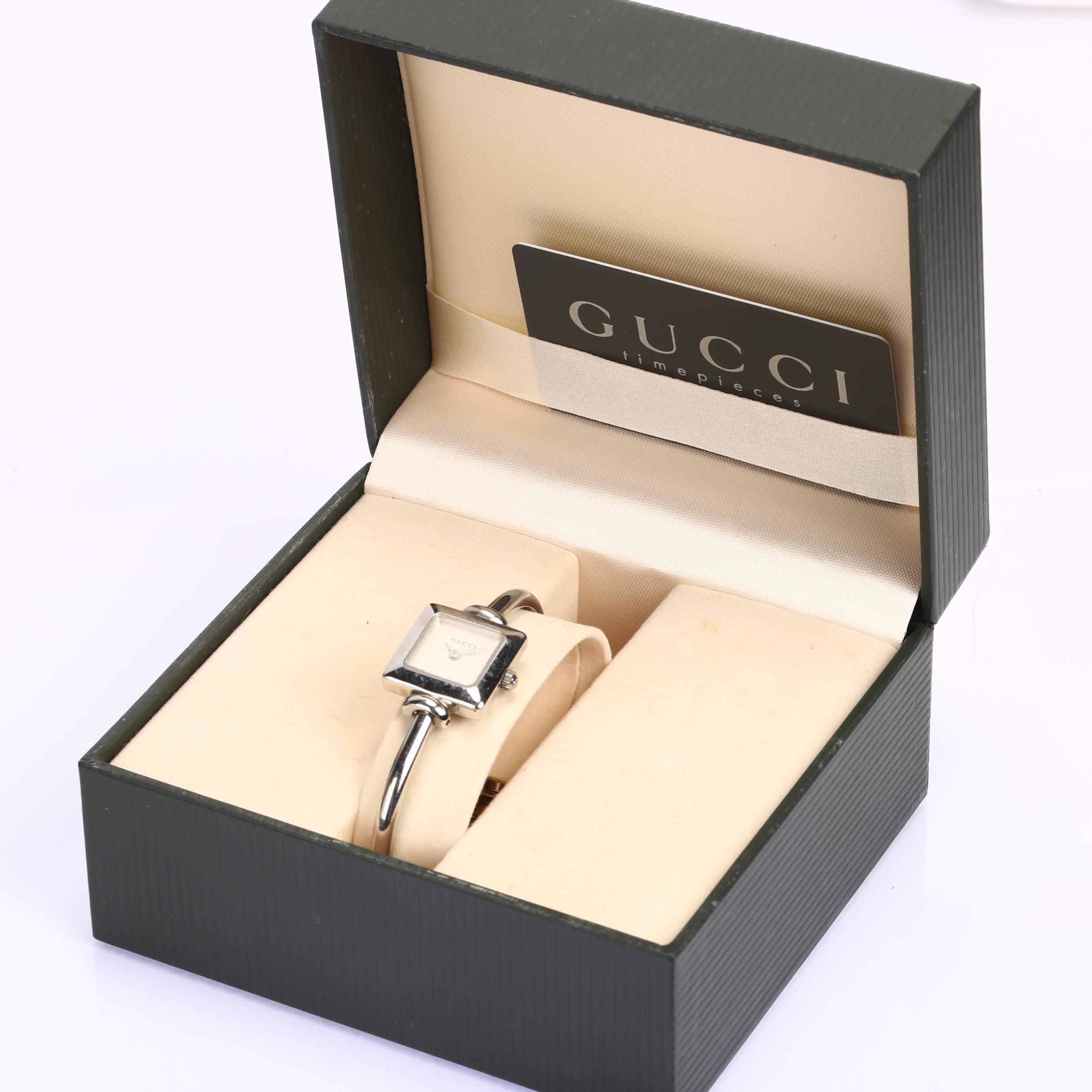 GUCCI - a lady's stainless steel 19L quartz bangle watch, circa 2000, square silvered dial with leaf - Bild 5 aus 5