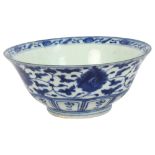 A Chinese blue and white porcelain bowl with painted decoration, 18th/19th century, diameter 17cm