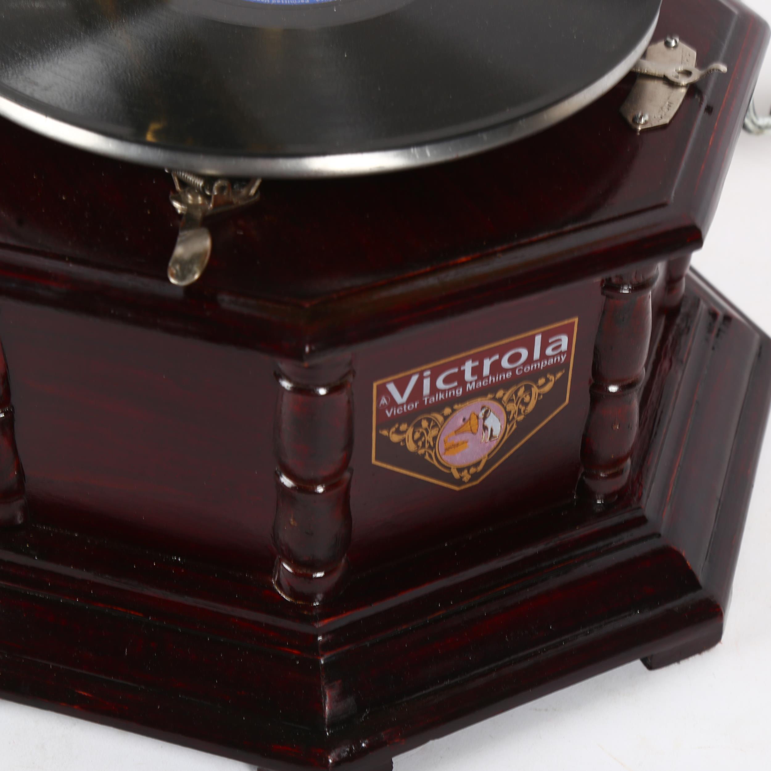 A reproduction Victrola wind-up gramophone with brass horn, H60cm overall - Bild 2 aus 2