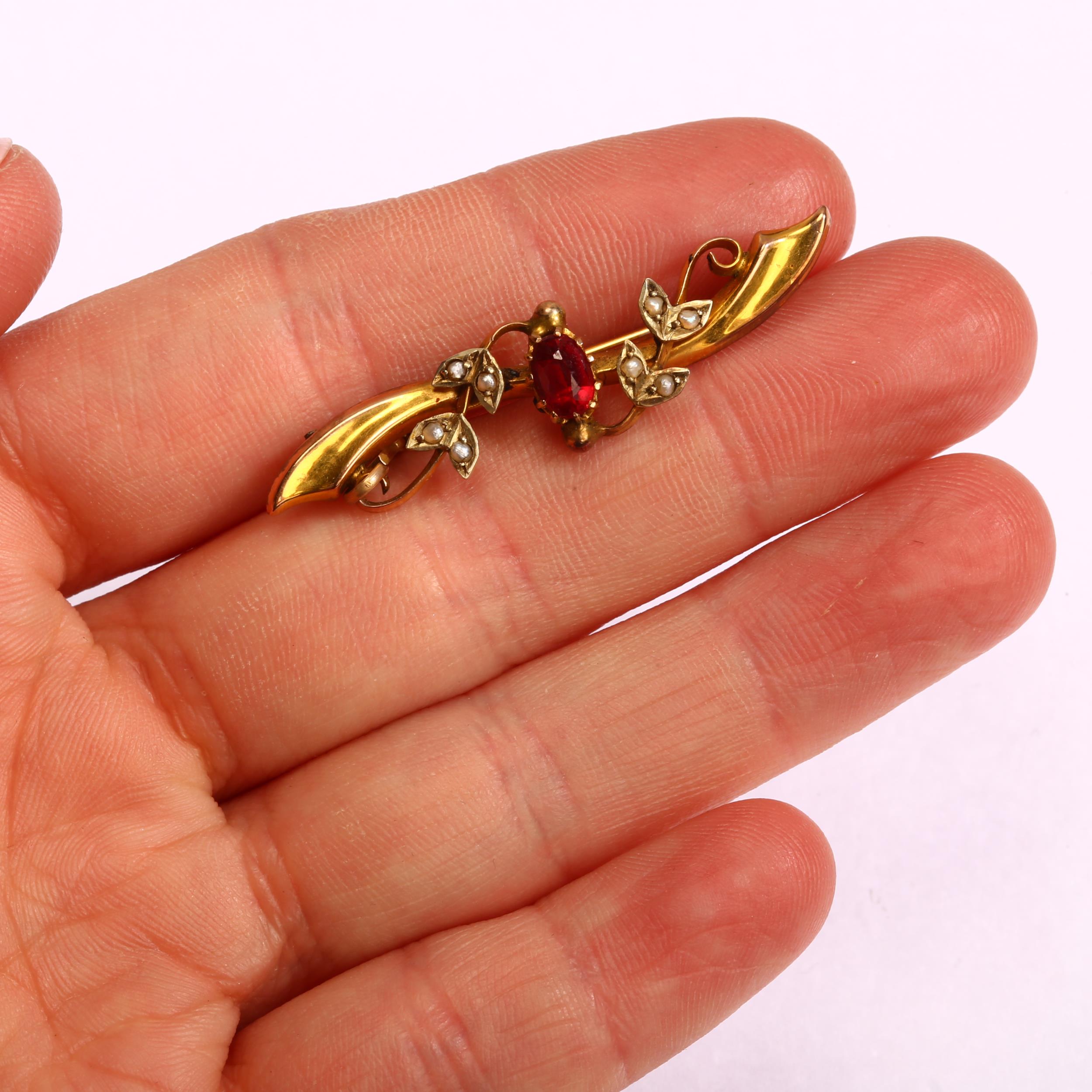 An Edwardian 9ct gold garnet-topped doublet and split pearl bar brooch, length 43.3mm, 2.7g No - Image 3 of 3