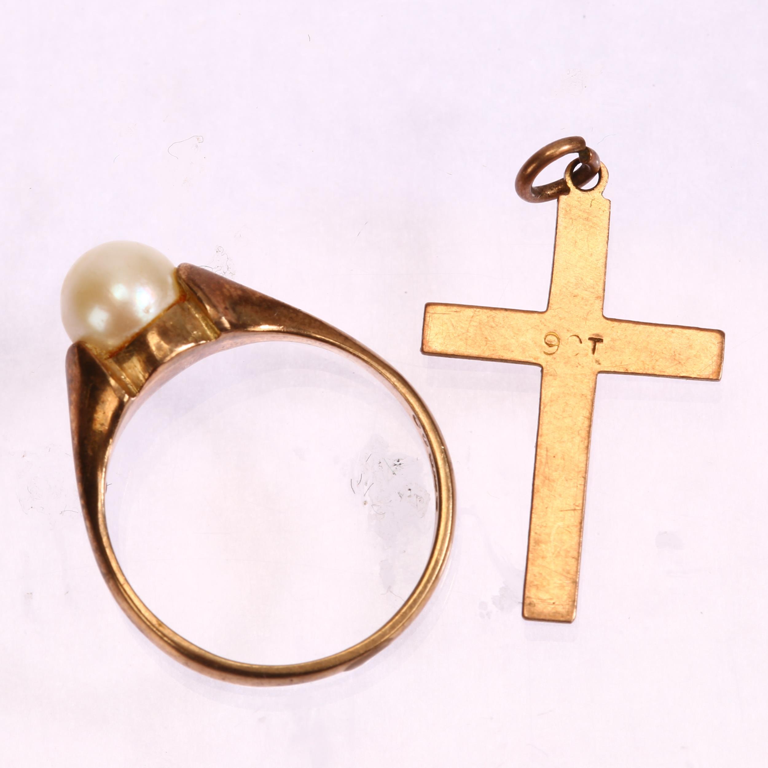 A 9ct gold cultured pearl ring, and 9ct cross pendant, ring size M, 3.6g total (2) No damage or - Image 3 of 3