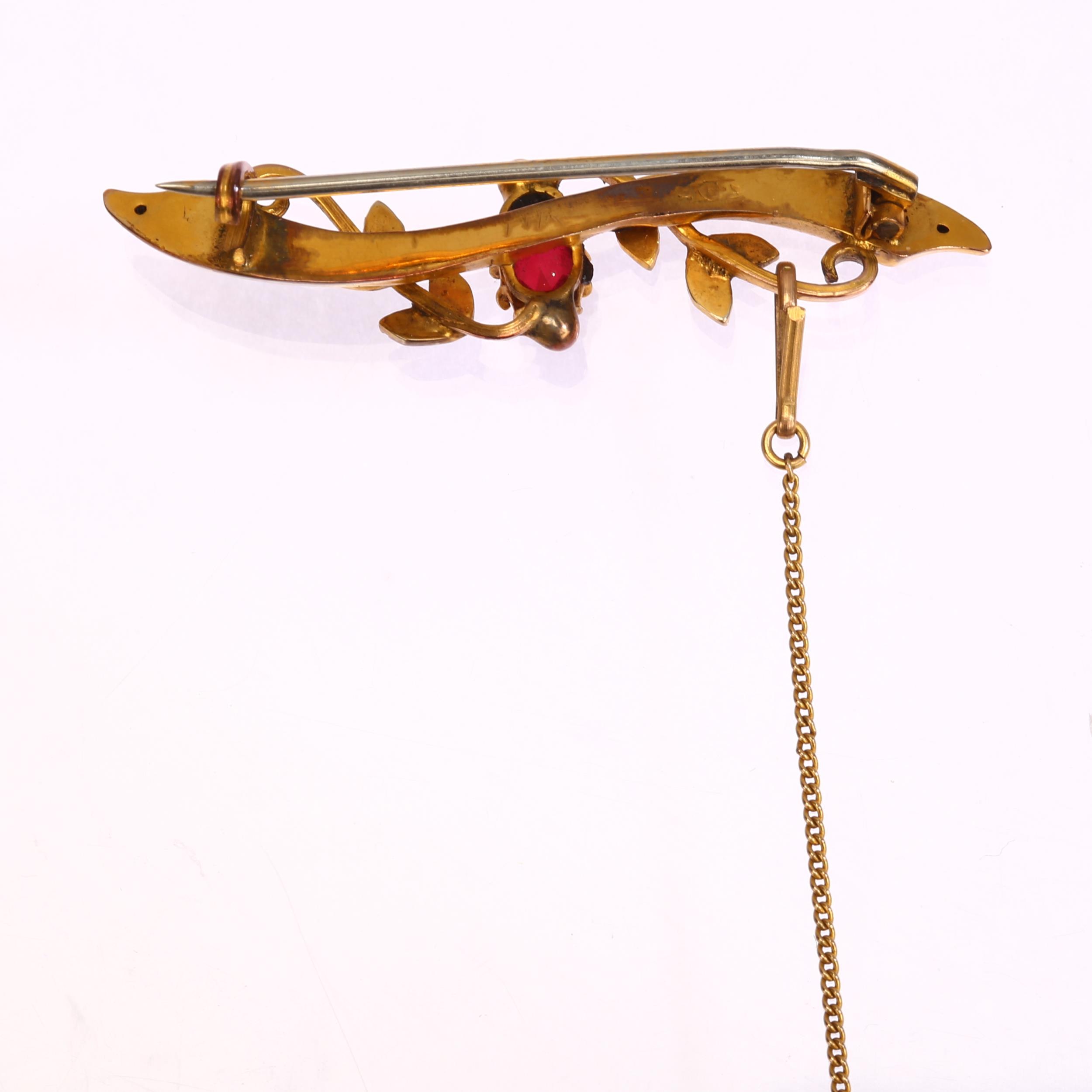 An Edwardian 9ct gold garnet-topped doublet and split pearl bar brooch, length 43.3mm, 2.7g No - Image 2 of 3