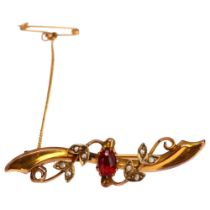 An Edwardian 9ct gold garnet-topped doublet and split pearl bar brooch, length 43.3mm, 2.7g No