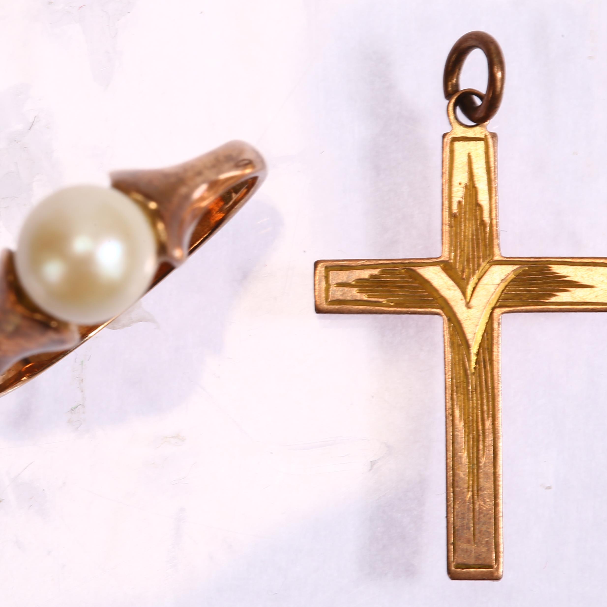 A 9ct gold cultured pearl ring, and 9ct cross pendant, ring size M, 3.6g total (2) No damage or - Image 2 of 3