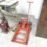 A 680kg Motorcycle / quad bike hydraulic lift / jack. 35x75x90cm.