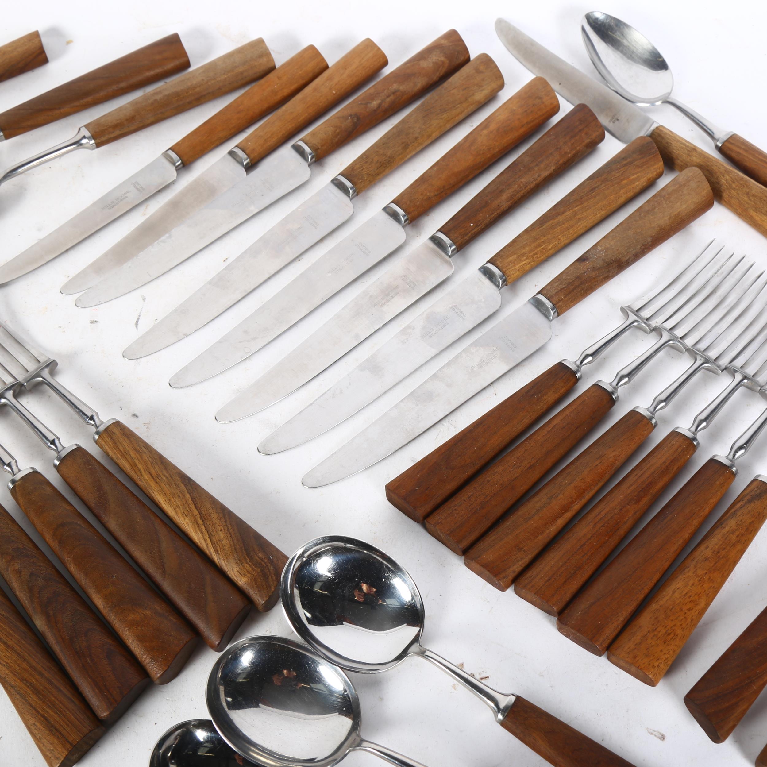 A set of high quality mid-century Mills Moore wooden-handled cutlery, 38 pieces including 3 - Bild 2 aus 2