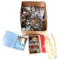 A large quantity of mixed costume jewellery, fashion rings, etc (boxful)