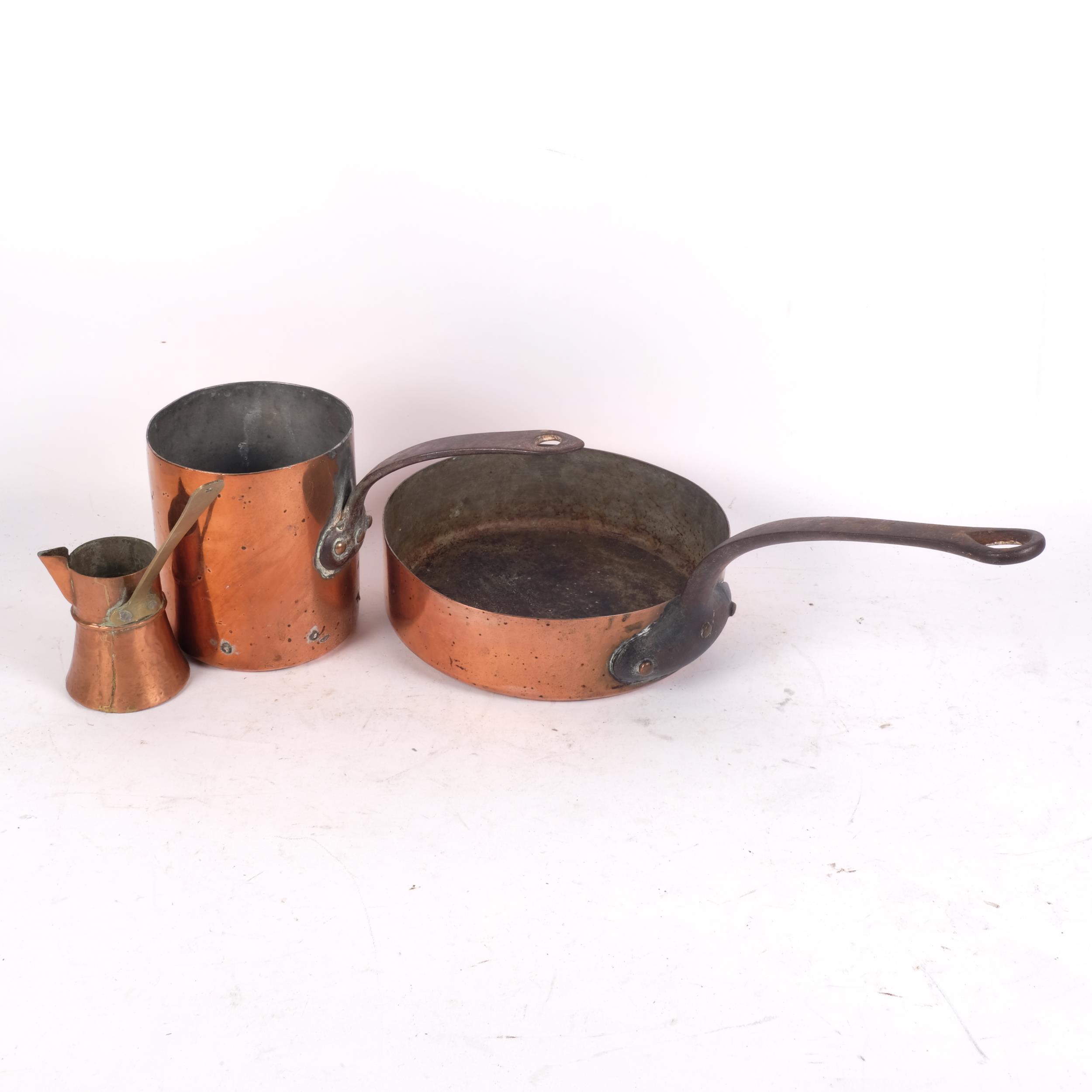 19th century copper pan with iron handle, a tall copper saucepan, and a jug - Bild 2 aus 2