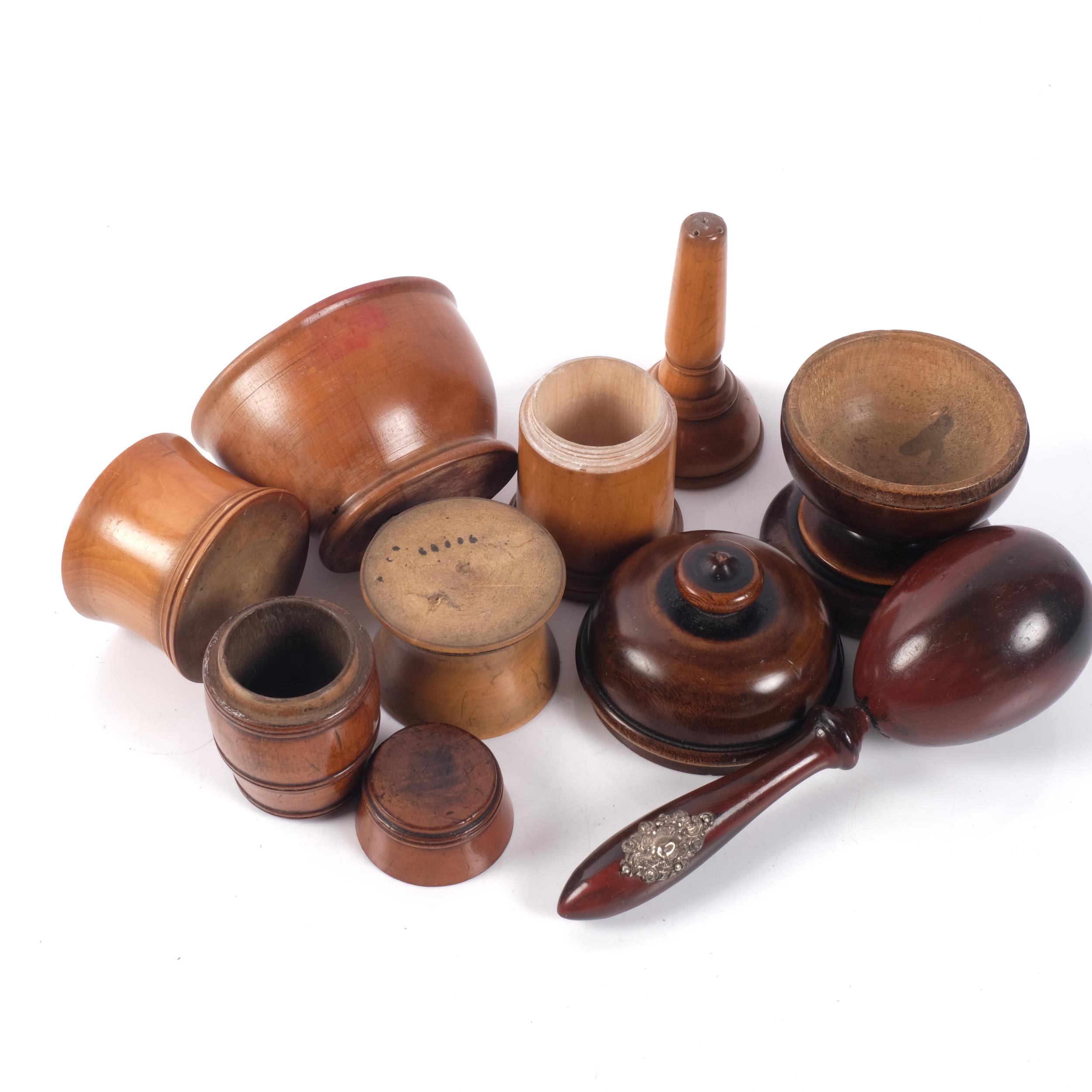 A group of Antique treen items, including a string box, a silver-mounted pestle, a wig powderer - Bild 2 aus 2