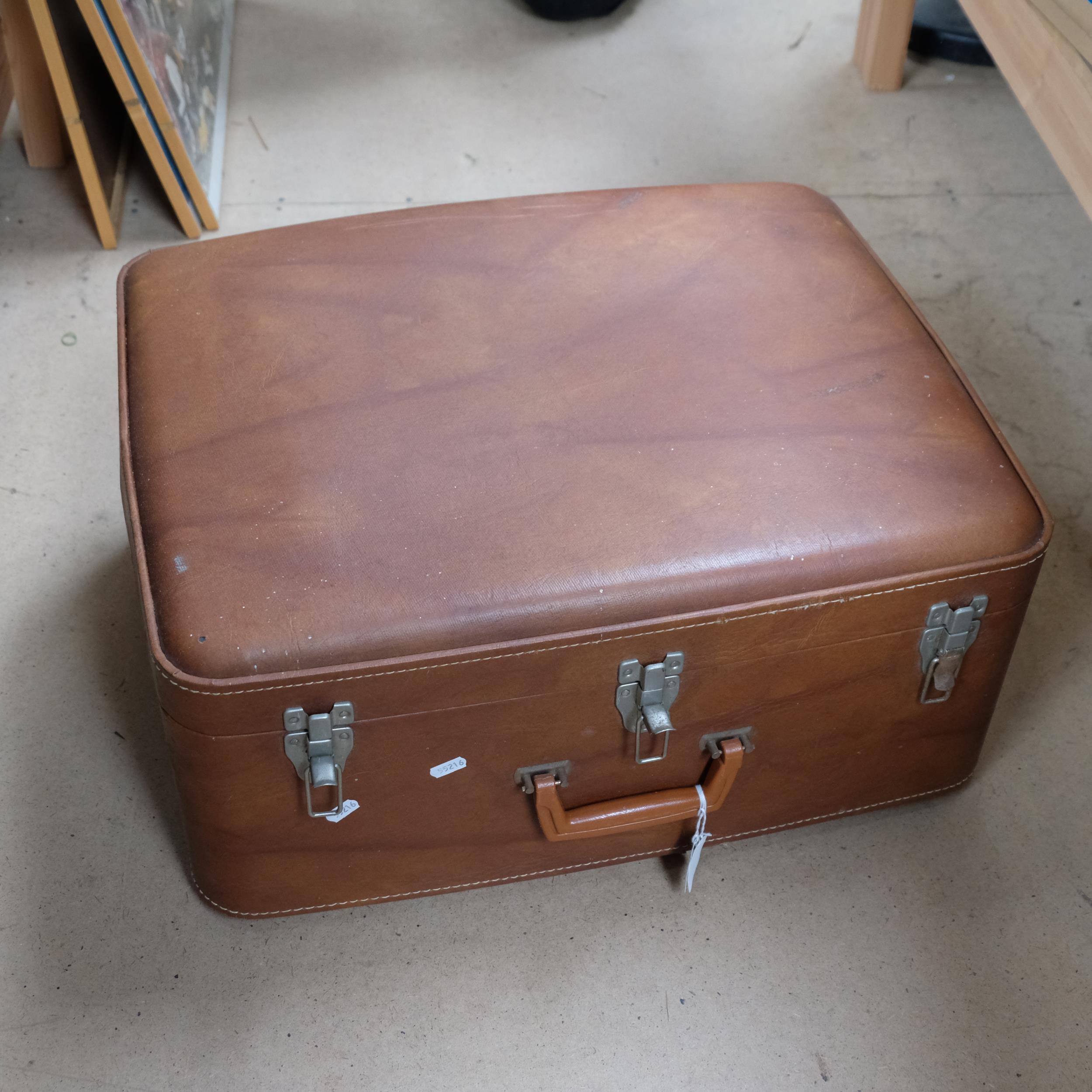 A suitcase containing kitchen scale and weights, clock, binoculars, glassware and a jewellery - Bild 2 aus 2