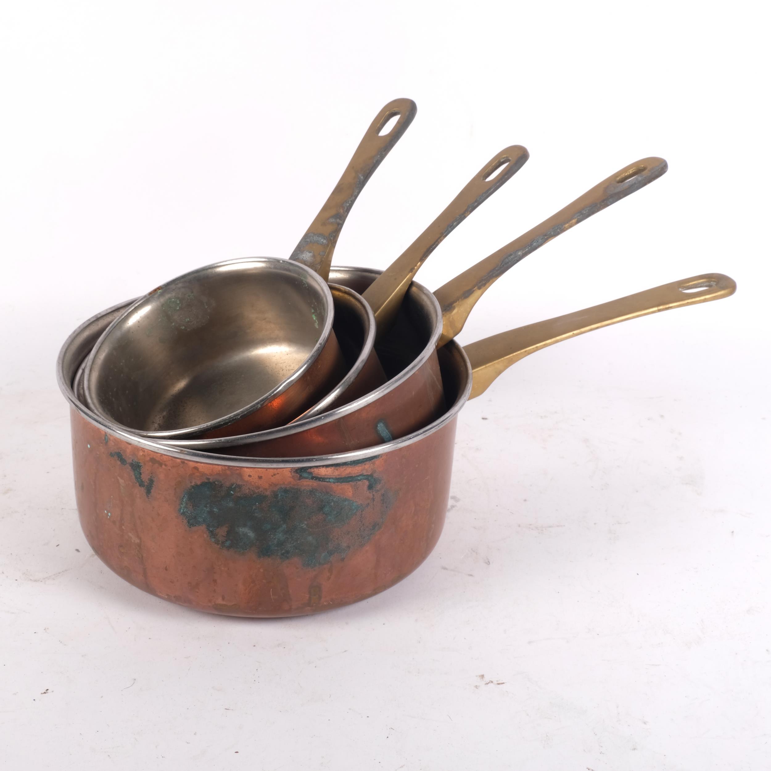 A graduated set of 4 copper saucepans with brass handles, largest diameter 20cm - Bild 2 aus 2