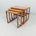 G Plan Quadrille - A nest of 3 teak occasional tables. Largest: 53x49x43cm.