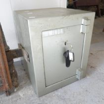 A Leigh lock & safe company Minor floor safe. 35x43x36cm. With key. Serial number M12392.