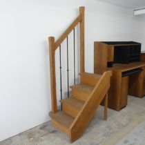 An oak freestanding four-step staircase with handrail. 85x180x60cm.