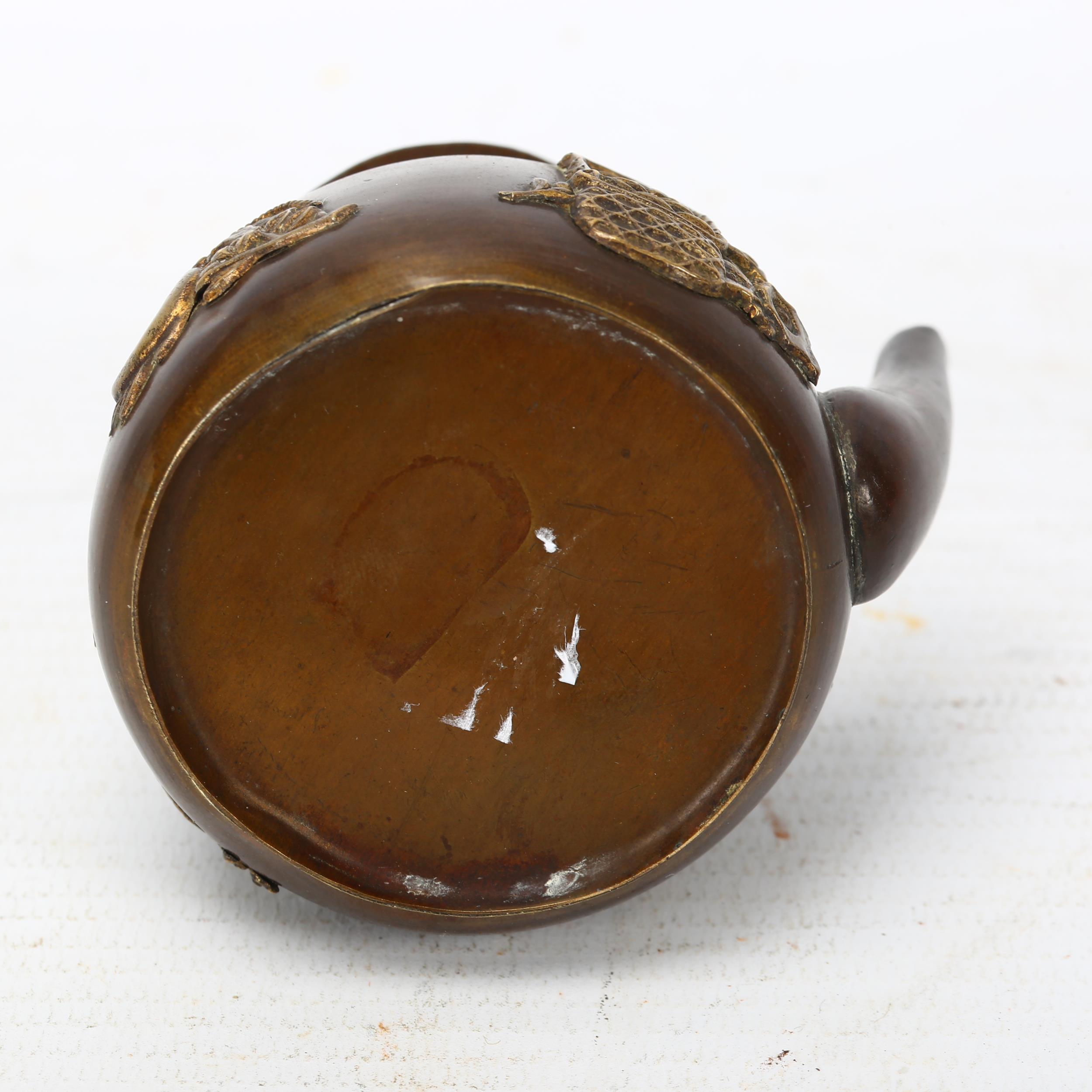 A Japanese Meiji Period miniature teapot design inkwell, with applied gilt-metal mounts, height - Bild 3 aus 3