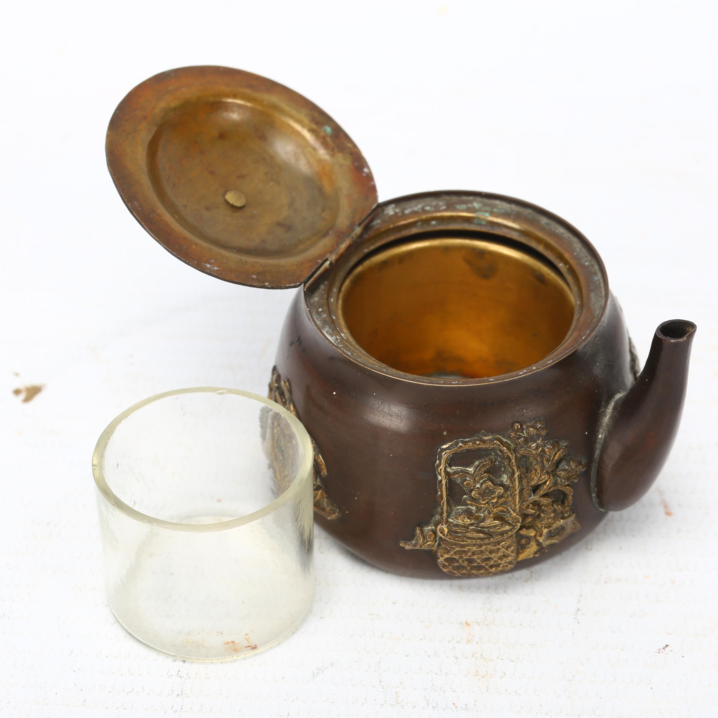 A Japanese Meiji Period miniature teapot design inkwell, with applied gilt-metal mounts, height - Bild 2 aus 3