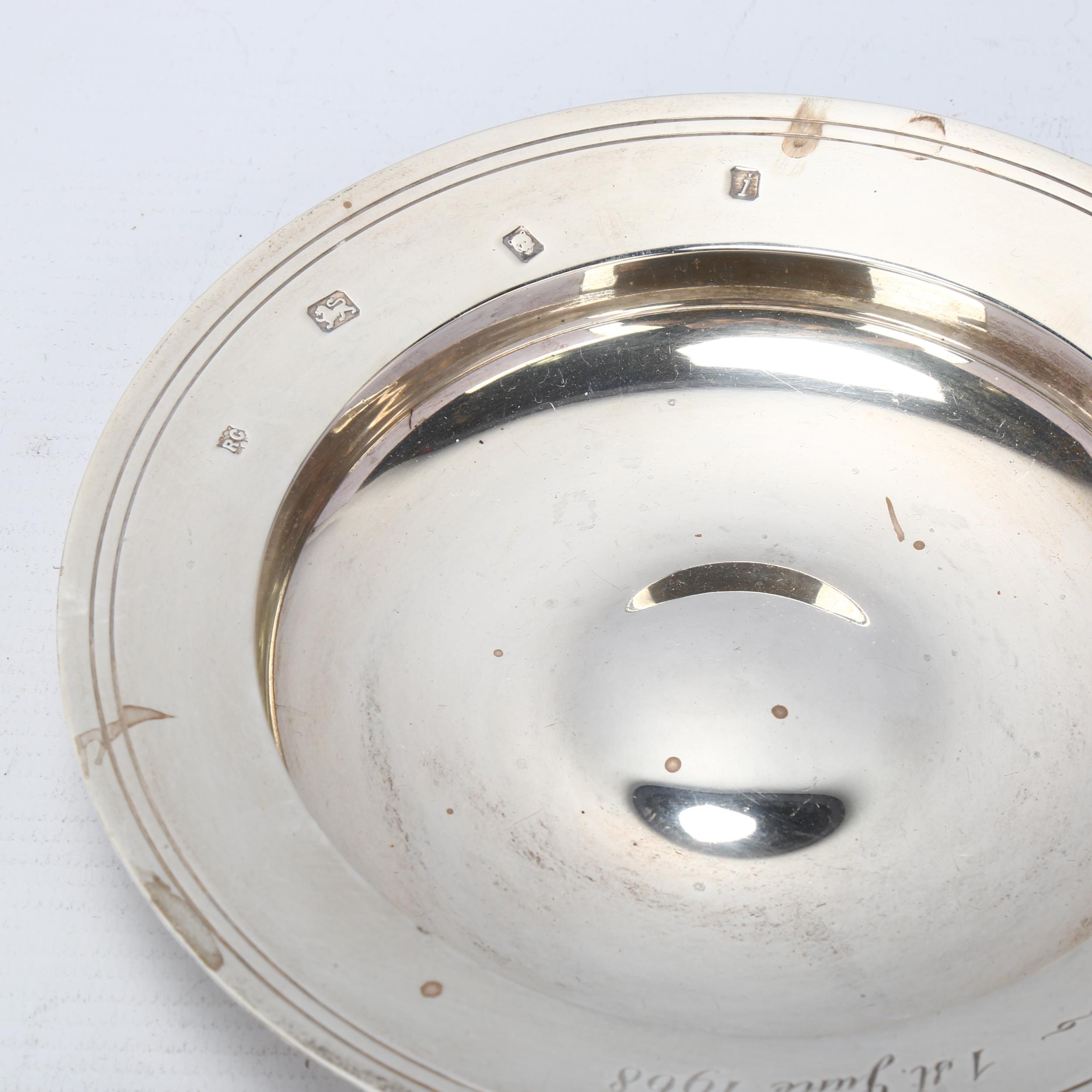 An Elizabeth II silver Armada dish, William Comyns & Sons Ltd, London 1964, 17cm, 8.2oz Rim has - Image 2 of 3