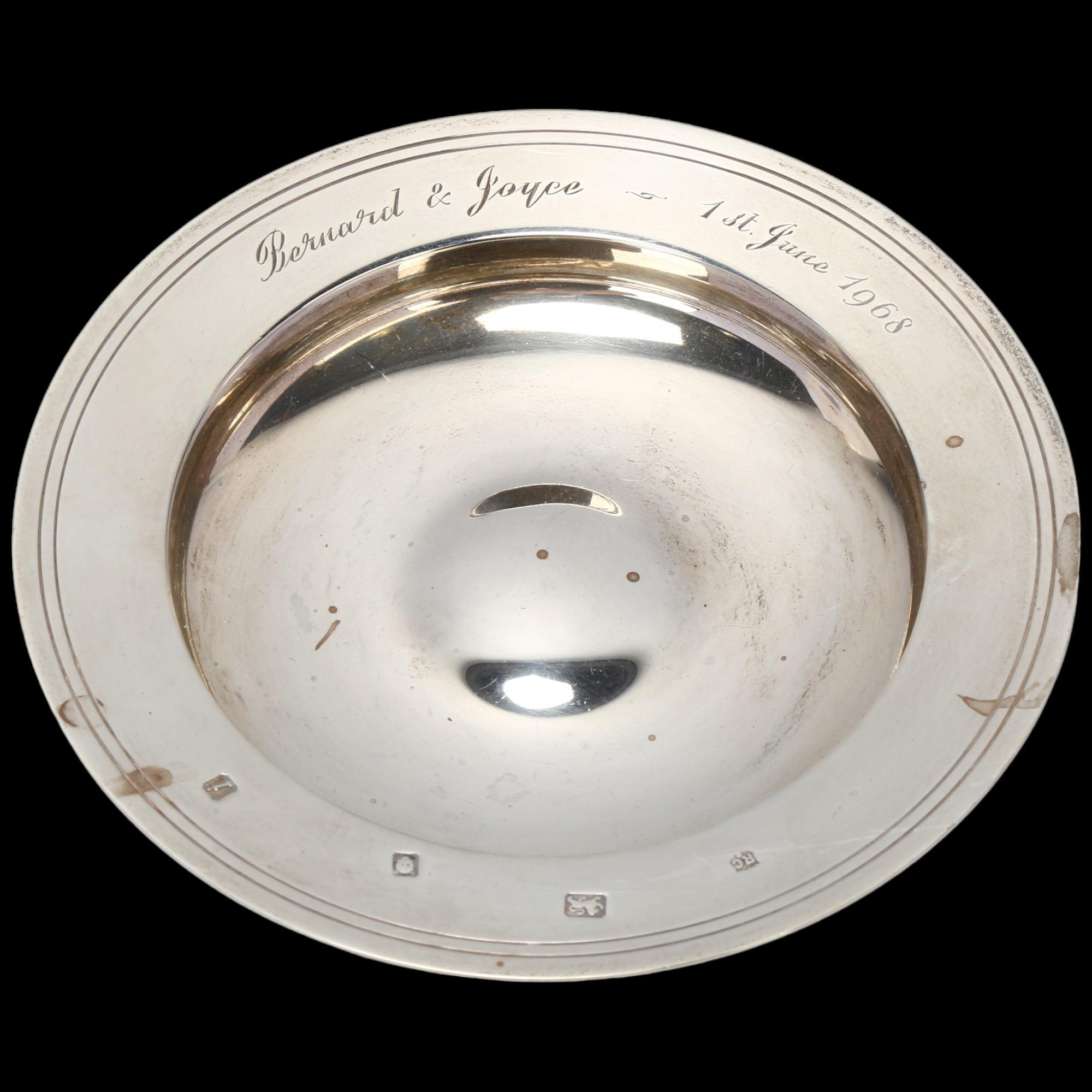 An Elizabeth II silver Armada dish, William Comyns & Sons Ltd, London 1964, 17cm, 8.2oz Rim has