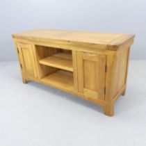 A modern oak TV stand. 120x60x40cm.