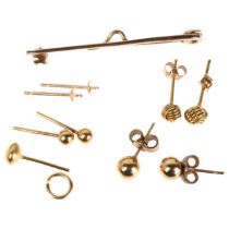 Various 9ct gold jewellery, including earrings and brooch, 3.1g total Lot sold as seen unless
