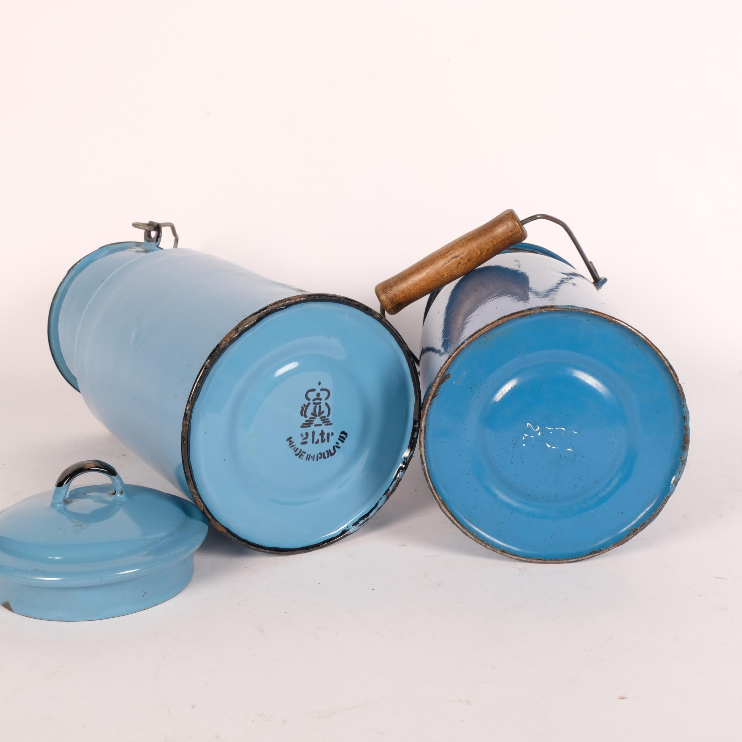 A Polish blue enamel billy can with swing handle, 28.5cm, and a similar enamel can - Bild 2 aus 2