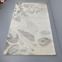 A Designer's Guild Jindai rug, in hand-tufted viscose with Chinese botanical design. 260x160cm.