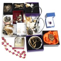 A quantity of modern costume jewellery, including various animal brooches, and stone set brooches,