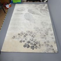 A Designer's Guild Jindai rug, in hand-tufted viscose with Chinese botanical design. 300x200cm.