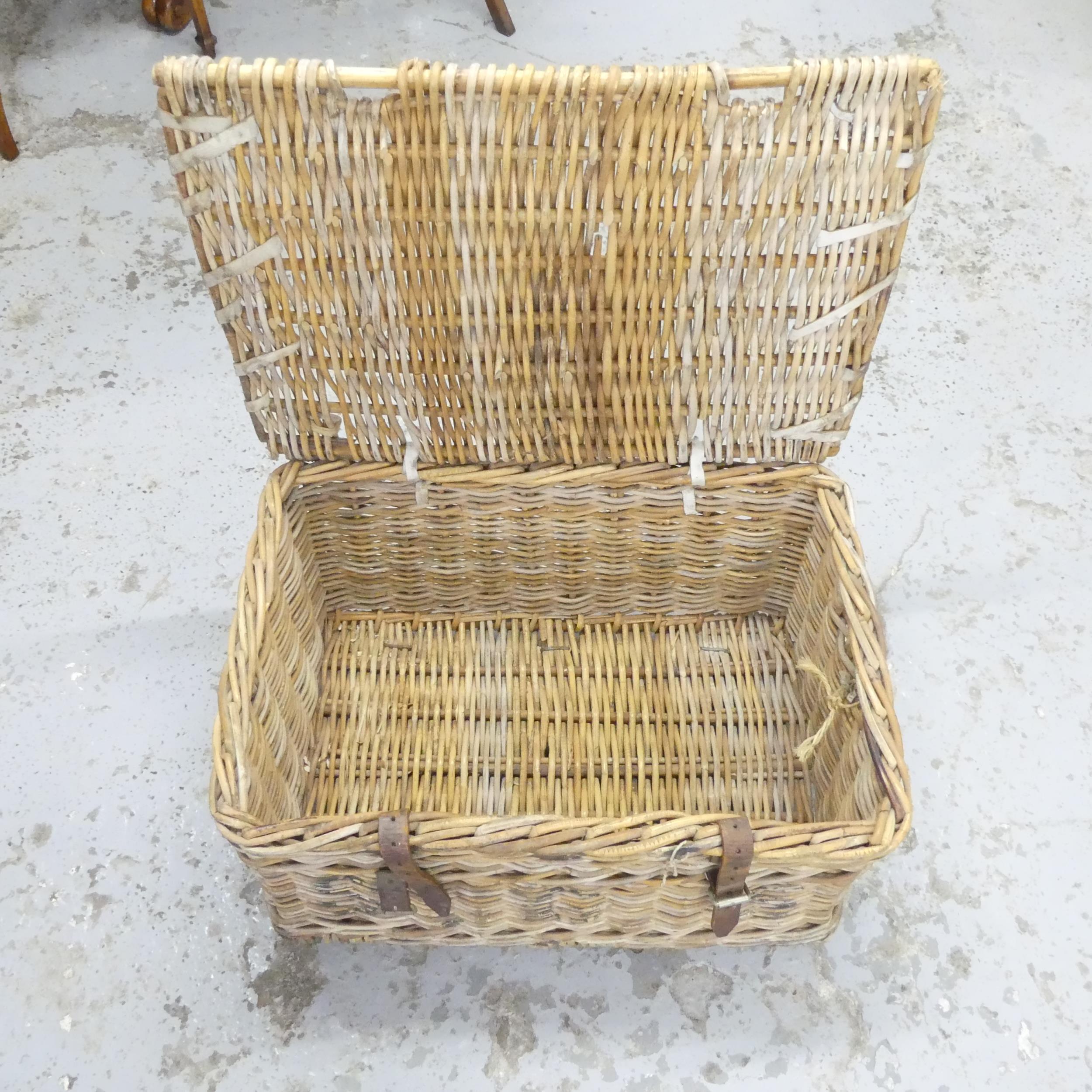 A large wicker laundry hamper. 75x40x52cm. - Image 2 of 2