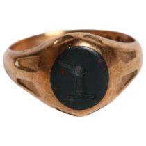 A small 9ct gold and bloodstone set signet ring, 3.1g gross, size I/J