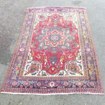A red-ground Bakhtiari carpet. 330x225cm.