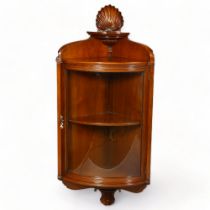 Good quality Victorian mahogany wall-hanging corner display cabinet, with carved shell pediment